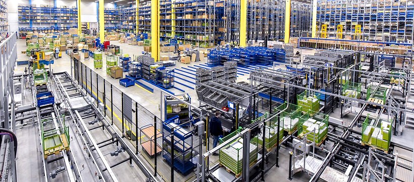 Given the Corona situation, the new high-bay warehouse in Hamm with space for 58,000 pallets has been switched to three shift operation. -