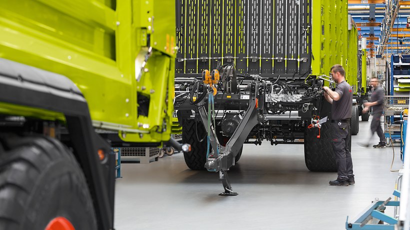 A mid three-figure number of green forage harvesting machines are due to be manufactured by the end of April, with more than 100 machines being continuously loaded and shipped every day.
-