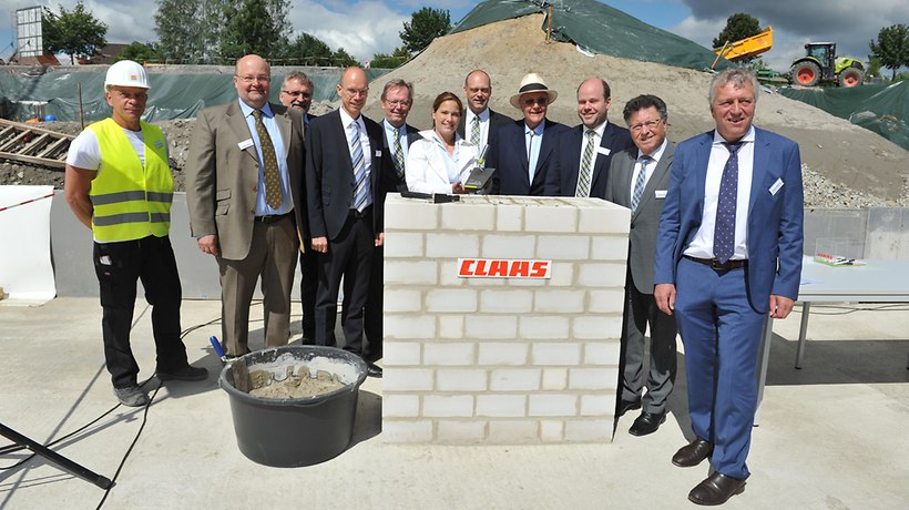 Foundation setting of the future CLAAS E-Systems building, from the left: Uwe Teltschik (MBN Bau AG), Volker Claas (CLAAS shareholder), Theodor Wilken (Spokesman of the MBN Bau AG Executive Board), Dr. Michael Lübbersmann (District Administrator Osnabrück), Lothar Kriszun (Spokesman of the CLAAS Group Executive Board), Cathrina Claas-Mühlhäuser (Chairwoman of the CLAAS Supervisory Board ), Thomas Böck (CLAAS Group Executive Board, Technology and Systems), Reinhold Claas (CLAAS shareholder), Dr. Carsten Hoff (Managing Director CLAAS E-Systems), Hartmut Nümann (Mayor of Dissen), Rainer Spiering (Member of the German Bundestag). -