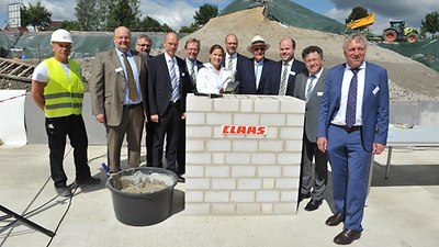 Foundation setting of the future CLAAS E-Systems building, from the left: Uwe Teltschik (MBN Bau AG), Volker Claas (CLAAS shareholder), Theodor Wilken (Spokesman of the MBN Bau AG Executive Board), Dr. Michael Lübbersmann (District Administrator Osnabrück), Lothar Kriszun (Spokesman of the CLAAS Group Executive Board), Cathrina Claas-Mühlhäuser (Chairwoman of the CLAAS Supervisory Board ), Thomas Böck (CLAAS Group Executive Board, Technology and Systems), Reinhold Claas (CLAAS shareholder), Dr. Carsten Hoff (Managing Director CLAAS E-Systems), Hartmut Nümann (Mayor of Dissen), Rainer Spiering (Member of the German Bundestag). -